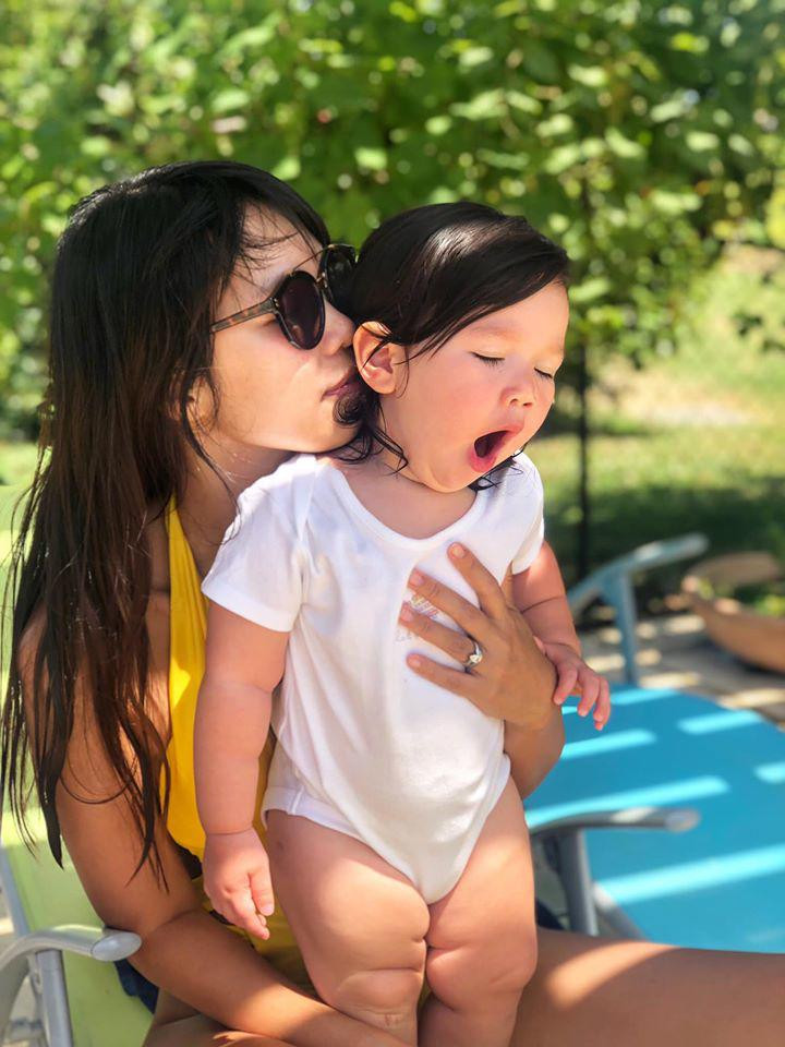 "Khi ăn uống cố gắng “thoáng” cho con, đừng kén chọn đồ ăn/sữa, bình sữa, ti ngậm, đồ dùng cho bé thái quá. Bé cần hiểu là bé sẽ sử dụng đồ đạc hoặc cần ăn những gì mà bố mẹ lựa chọn cho".