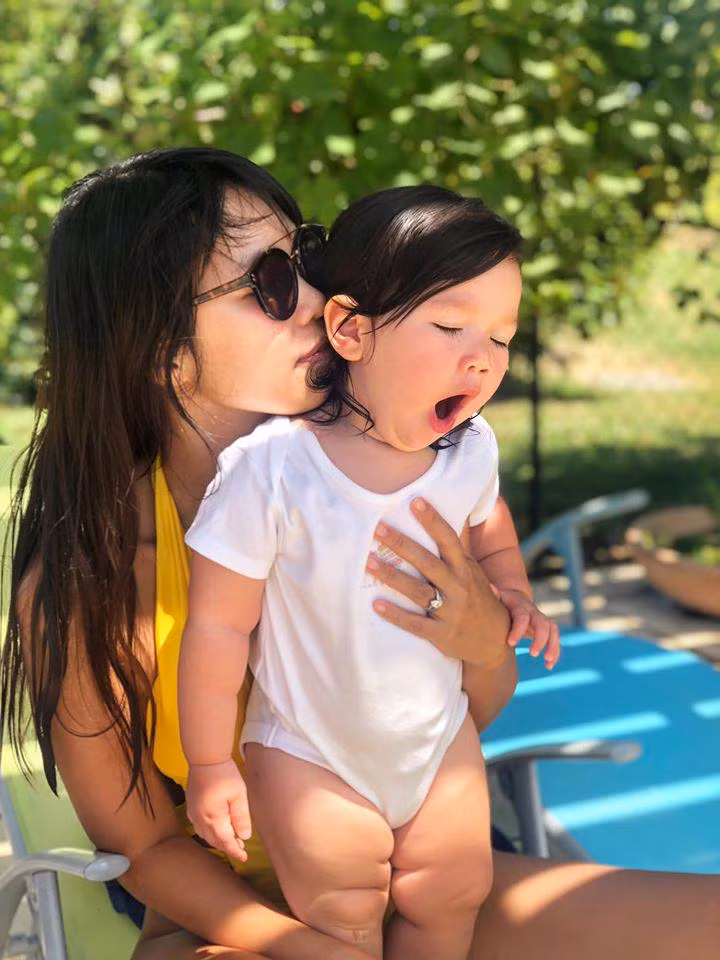 "Khi ăn uống cố gắng “thoáng” cho con, đừng kén chọn đồ ăn/sữa, bình sữa, ti ngậm, đồ dùng cho bé thái quá. Bé cần hiểu là bé sẽ sử dụng đồ đạc hoặc cần ăn những gì mà bố mẹ lựa chọn cho".