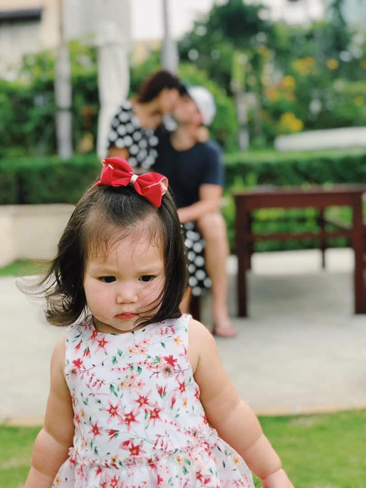 "Nếu bé từ chối hoặc không muốn ăn, ngậm ti, không phải vì bé không thích – có biết gì đâu mà thích với không thích, có thể do tính khí thất thường của trẻ con nhất thời thôi, hãy kiên nhẫn thử lại nhiều lần".