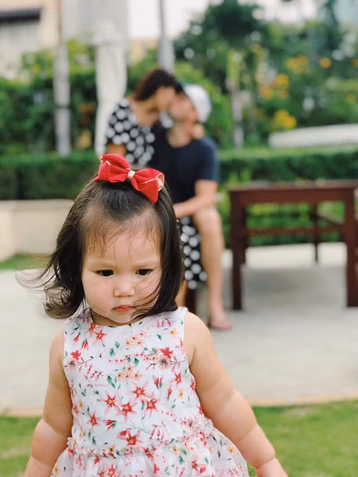 "Nếu bé từ chối hoặc không muốn ăn, ngậm ti, không phải vì bé không thích – có biết gì đâu mà thích với không thích, có thể do tính khí thất thường của trẻ con nhất thời thôi, hãy kiên nhẫn thử lại nhiều lần".