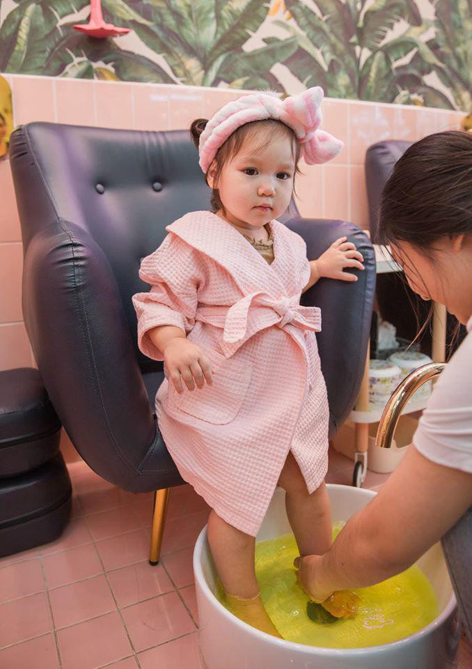 Phía dưới phần bình luận, nhiều người dành lời khen ngợi cho Myla mặc chiếc áo màu hồng và quấn khăn rất dễ thương.