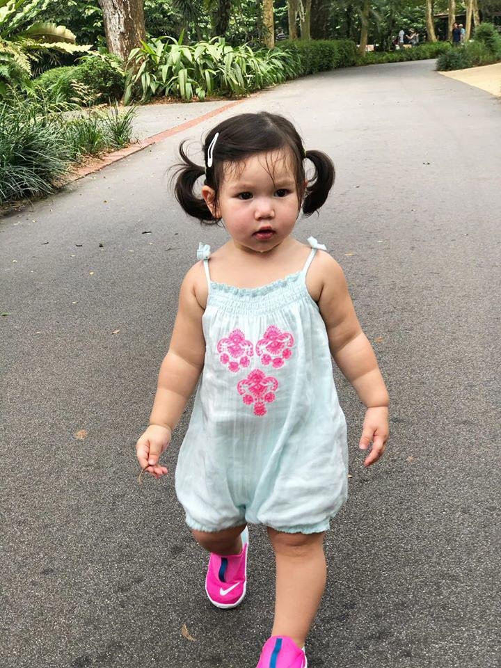 Mới hơn 1 tuổi nhưng bé sở hữu chiều cao và cân nặng tương đương với những đứa trẻ 3 tuổi.