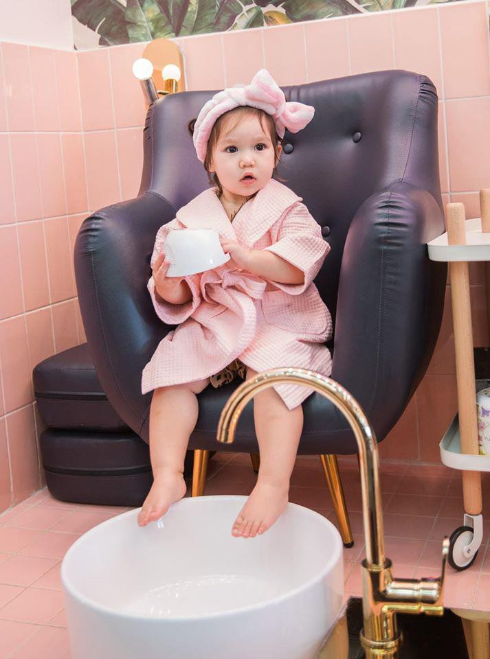 Thậm chí họ còn dành cho con gái Hà Anh những cái tên mỹ miều như "quý cô sang chảnh"; "quý cô Myla"; em bé rich kid"; "em bé dễ thương"...