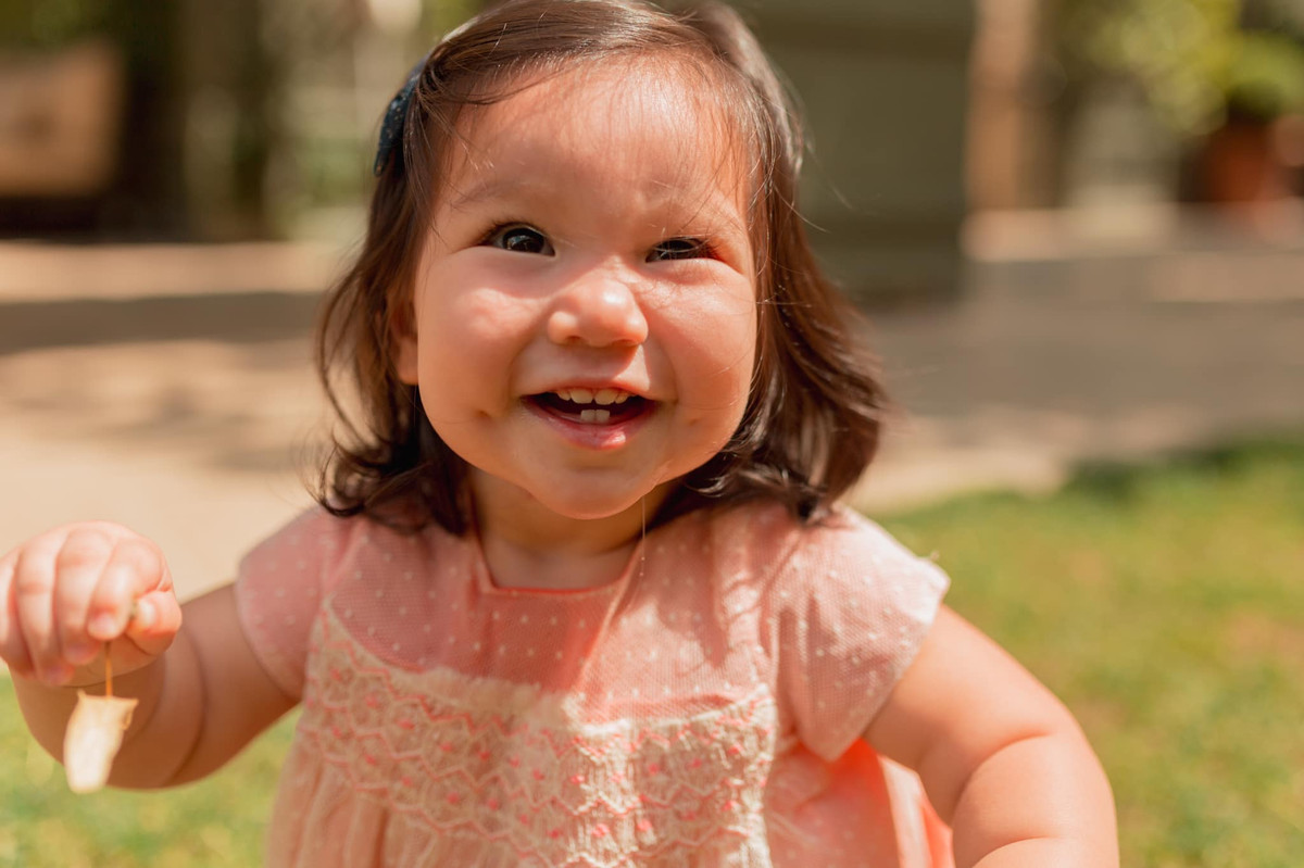 Khi nuôi con cũng cố gắng thoải mái tinh thần, thư giãn, đừng quá lo lắng, gìn giữ con thái quá. Bé cảm nhận được sự lo lắng của người lớn. Vừa nuôi con vừa đặt mình vào địa vị con để chăm con: đừng ép con ăn nhiều khi con đã no, con đang mè nheo khóc lóc thì đừng lôi con ra tắm rửa thay tã.. mà ôm ấp vỗ về con trước để bé yên tâm".