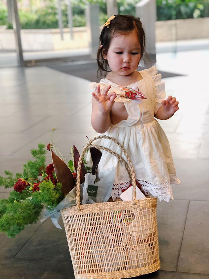 "Đừng bắt bé làm theo ý mình quá. Nếu bé muốn mút tay hãy để cho bé mút tay, cái này không hại gì cả … Và chăm nói chuyện, cười đùa, giải thích với bé như một người bạn, chơi với bé, sử dụng đồ chơi, di chuyển, đưa ra các góc cạnh, tính năng đồ chơi cho bé. Điều này sẽ giúp bé lanh lợi phản hồi với cha mẹ khi cha mẹ nói, hình thành vốn ngôn ngữ cho bé".