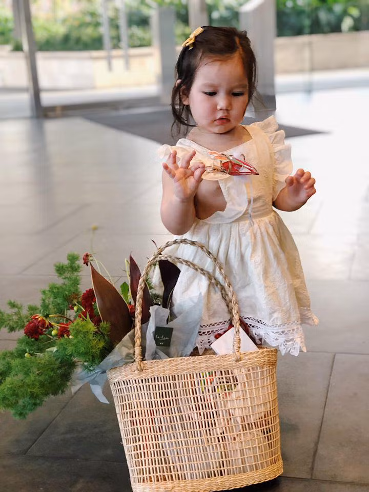 "Đừng bắt bé làm theo ý mình quá. Nếu bé muốn mút tay hãy để cho bé mút tay, cái này không hại gì cả … Và chăm nói chuyện, cười đùa, giải thích với bé như một người bạn, chơi với bé, sử dụng đồ chơi, di chuyển, đưa ra các góc cạnh, tính năng đồ chơi cho bé. Điều này sẽ giúp bé lanh lợi phản hồi với cha mẹ khi cha mẹ nói, hình thành vốn ngôn ngữ cho bé".