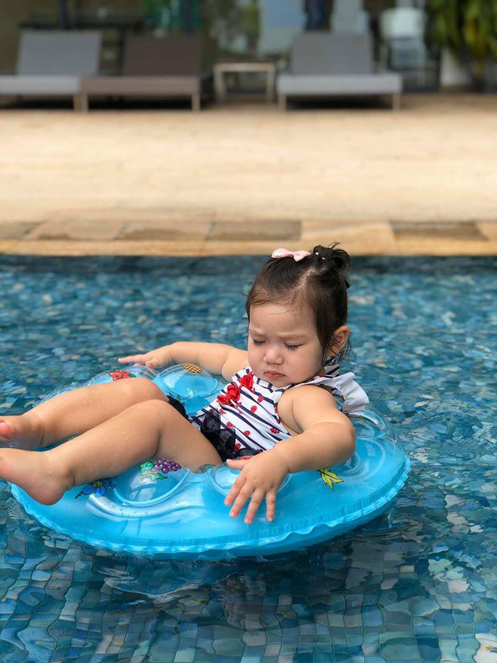 "Khi bé có vẻ muốn ăn cho bé thử nghiệm ăn ít một. Bé thích thì sẽ cho ăn nhiều hơn. Bé tỏ ra không thích thì dừng cho ăn lúc đó, nhưng lần sau thử lại. Tôi muốn bé ăn được tất cả các loại vị, thức ăn, chứ không kén chọn cầu kỳ".