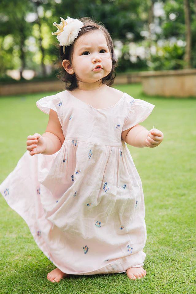 Nói về bí quyết nuôi con vui khỏe của mình, nữ siêu mẫu từng cho biết: "À, tôi nghĩ để bé khoẻ mạnh vui vẻ, đầu tiên là từ mẹ. Từ khi mang thai bé nên cố gắng thư giãn, thoải mái, năng động (tập luyện thể dục nhẹ hay đi bộ), ăn ngủ điều độ, tránh bực bội buồn phiền thì bé sinh ra sẽ nhẹ nhàng, vui tươi như mẹ".