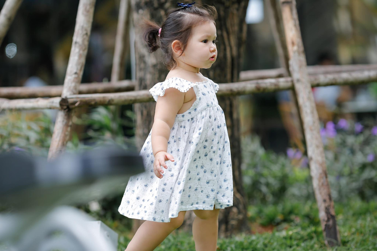 "Cho bé tiếp xúc với người ngoài thường xuyên sẽ làm bé dạn hơn. Cho bé ra khỏi nhà mỗi ngày để bé nhìn ngắm cảnh vật, cây cối, con người, làm quen với âm thanh, khí hậu khác nhau, đừng giữ tịt bé trong nhà".