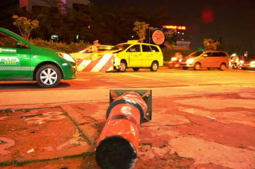 8. TP.HCM: Xe taxi mất lái, gia đình 3 người Việt kiều gặp nạn Khoảng 20h ngày 19/8, tài xế Đỗ Mộng Thái Diệp điều khiển taxi BKS 52LD-6151 chở 3 người trong một gia đình Việt kiều Pháp đang lưu thông trên đường Nguyễn Hữu Thọ, hướng từ quận 4 về đường Nguyễn Văn Linh (quận 7) thì bất ngờ mất lái, tông vào dải phân cách giữa đường. Cú tông mạnh khiến những người trên xe bất tỉnh. Riêng bé trai 13 tuổi bị thương nặng.