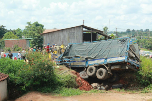 11. Đắk Lắk: Xe tải mất lái, tài xế và phụ xe đều tử vong Khoảng 11h50 ngày 20/8 tại Km 1702 đường Hồ Chí Minh (QL 14 cũ), đoạn qua tổ dân phố 4, thị trấn Ea Đrăng, huyện Ea H’leo, tỉnh Đắk Lắk, xe tải BKS 51C-473.11 do tài xế Nguyễn Văn Những (SN 1990, ngụ thị xã Buôn Hồ), cùng phụ xe Nguyễn Văn Dương (SN 1996, ngụ huyện Krông Púk) điều khiển bất ngờ bị mất lái đâm vào gò đất phía bên trái đường. Hậu quả, tài xế và phụ xe đều tử vong.