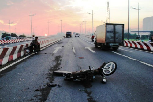 4. TPHCM: Tai nạn trên đường dẫn cao tốc, 1 thanh niên tử nạn Khoảng 20h ngày 17/8, Nguyễn Em Bé (23 tuổi) cùng Nguyễn Nhựt Tín (16 tuổi, cùng quê Bạc Liêu) đi trên xe máy BKS 51L5-6474 lưu thông hướng từ Bình Chánh về Bình Tân (TPHCM), khi đến nút giao thông Tân Tạo đã xảy ra va chạm với xe tải BKS 54T-0569 do tài xế Nguyễn Văn Hải (30 tuổi, quê tỉnh Bà Rịa- Vũng Tàu) điều khiển, chạy cùng chiều. Cú va chạm khiến Bé tử vong, Nhựt bị thương nặng.