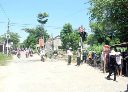 3. Tai nạn đường sắt nghiêm trọng, một học sinh lớp 4 tử vong Chiều 17/8, trên đoạn đường giao nhau liên xã Bình Trung và Bình Khương (thuộc km 905 + 456, thôn Phú Lễ 2, xã Bình Trung, huyện Bình Sơn, Quảng Ngãi), cháu Cao Phạm Tiến Phát, 9 tuổi, học sinh lớp 4, ở thôn Phú Lễ 1, xã Bình Trung trong lúc băng qua đường sắt tại địa điểm trên mua bánh kẹo, do không quan sát bị tàu hỏa Thống Nhất 1, chạy hướng Bắc – Nam cán chết. Sau khi vụ tai nạn xảy ra, tàu Thống Nhất đã dừng lại làm biên bản tai nạn.