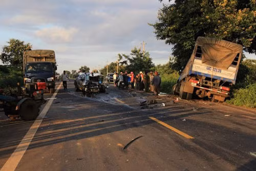 9. Tông trực diện xe tải, 2 cảnh sát giao thông tử nạn Khoảng 5h30 sáng 20/8, trên Quốc lộ 14, đoạn qua xã Thuận An, huyện Đắk Mil, tỉnh Đắk Nông, ô tô con 4 chỗ BKS 48A-037.08 do thượng úy Võ Duy Sơn (Đội CSGT Công an huyện Đắk R’lấp, tỉnh Đắk Nông) điều khiển chở theo thượng úy Đinh Văn Phong (cùng đơn vị) bất ngờ tông vào xe tải BKS 48C-028.09 do tài xế Lê Văn Hà (33 tuổi, ngụ thị xã Gia Nghĩa, tỉnh Đắk Nông) lưu thông theo hướng ngược lại. Cú tông trực diện khiến 2 cảnh sát giao thông tử vong.