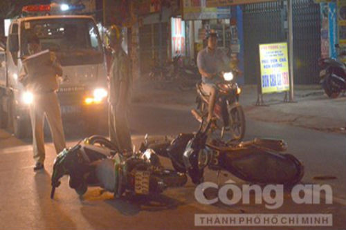 12. Đôi nam nữ bị xe máy tông ngã đập đầu, bất tỉnh Khoảng 21h45 ngày 20/8, nam thanh niên điều khiển xe máy BKS 49F1 – 073.39 chở theo cô gái (cùng hơn 20 tuổi) đến trước nhà số 217 Phan Huy Ích, P.14, Q.Gò Vấp, TP.HCM thì bị một thanh niên khác đi xe máy hiệu Wave BKS 60C1 – 092.55 chạy hướng ngược tông trúng. Vụ tai nạn khiến cô gái và thanh niên đi xe Wave bị thương nặng.