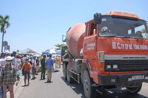 2. Va chạm với xe bồn, bé gái tử vong tại chỗ Khoảng 10h30 ngày 16/8, xe máy BKS 79N1-637.03 do chị Việt điều khiển chở theo bé Thuý (con gái chị Việt) chạy hướng về cầu Bình Tân. Khi đến ngã ba đường Trần Phú - Hoàng Diệu (phường Phước Long, TP Nha Trang, Khánh Hòa), thì va chạm với với xe bồn trộn bê tông BKS 79D-2036 chạy cùng chiều. Bé Thúy ngã xuống đường bị cuốn vào gầm xe bồn tử vong tại chỗ còn chị Việt bị thương nhẹ.