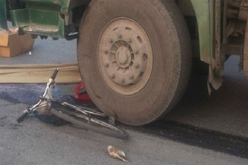 13. một phụ nữ bị xe tải cán tử vong trên đường đi làm về Khoảng gần 11h ngày 21/8, tại KP.5, TT. Trảng Bom, huyện Trảng Bom, tỉnh Đồng Nai, xe tải BKS 79C–058.35 lưu thông trên đường 3/2, khi đến giao lộ với đường Trần Phú thuộc địa điểm trên thì bất ngờ va chạm với xe đạp do chị Phạm Thị Quế ( 31 tuổi, ngụ xã Quảng Tiến, huyện Trảng Bom) điều khiển. Sau cú va chạm, chị Quế ngã ra đường và bị bánh sau xe tải cán tử vong tại chỗ.