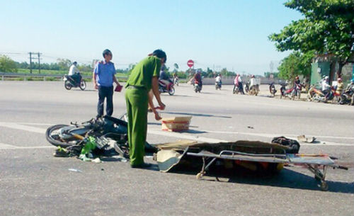 10. Con chết, mẹ nguy kịch sau cú va chạm với xe bồn Khoảng 8h sáng 20/8, tại ngã ba đường 34, tránh Vinh – Hà Tĩnh, thuộc địa bàn huyện Nghi Long, huyện Nghi Lộc, Nghệ An, đã xảy ra vụ tai nạn làm 1 người chết, 1 người bị thương.Thời điểm trên, xe bồn BKS 35R-002.22 đã va chạm với xe máy chở hai mẹ con. Hậu quả, nam thanh niên điều khiển xe máy bị tử vong tại chỗ, người mẹ bị thương nặng.