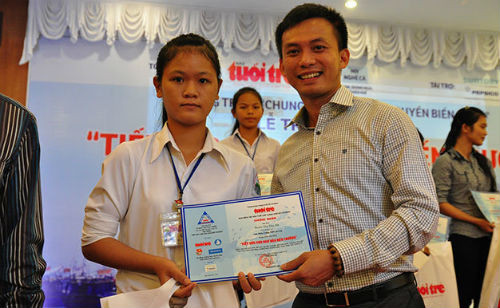 Ông Nguyễn Bá Cảnh vốn là học sinh xuất sắc của trường THPT Phan Chu Trinh, Đà Nẵng, sau đó thi đỗ vào trường Đại học Kinh tế Đà Nẵng, đi du học ở Anh, lấy bằng thạc sĩ quản trị công rồi trở về công tác tại Đà Nẵng và giữ chức vụ Phó Bí thư Thường trực Thành Đoàn từ cuối năm 2011.