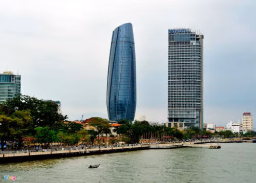 Trung tâm hành chính TP Đà Nẵng cao 34 tầng, diện tích sàn hơn 21.000 m2 được đầu tư hơn 2.000 tỷ đồng. Tòa nhà cao gần 170 m ven sông Hàn là nơi làm việc của lãnh đạo thành phố và các sở, ngành.