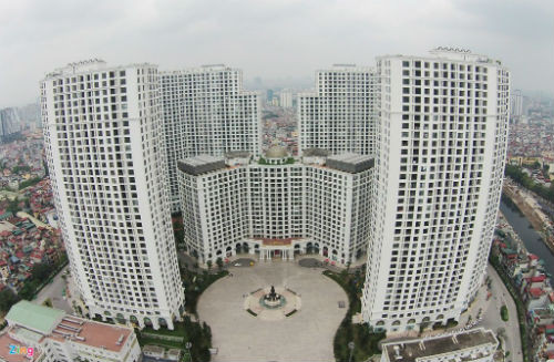 Royal City (đường Nguyễn Trãi) là tổ hợp chung cư, khu vui chơi giải trí và trung tâm mua sắm dưới lòng đất lớn nhất châu Á. Ngoài ra, tại thủ đô còn có nhiều khu đô thị hiện đại khác như Times City, Ecopark, The Manor, Ciputra...