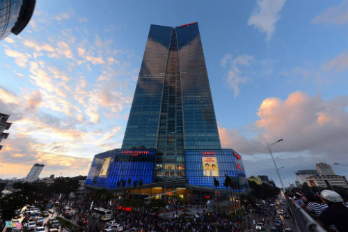 Lotte Center Hanoi cao 65 tầng (267m) trở thành công trình cao thứ nhì ở Việt Nam. Tổ hợp văn phòng, căn hộ, khách sạn, trung tâm thương mại này có tổng vốn đầu tư hơn 400 triệu USD.