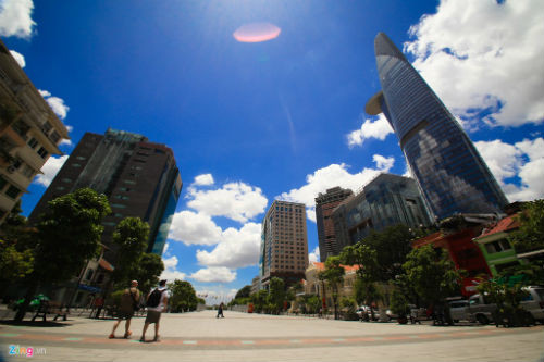 Bitexco Financial Tower (TP HCM) gồm 68 tầng, cao 262 m có sân đỗ trực thăng mang biểu tượng búp sen vươn lên bầu trời. Đây là nơi lý tưởng để ngắm Sài Gòn từ trên cao. Bitexco là nơi đặt trụ sở, văn phòng của nhiều công ty quốc tế, ngoài ra còn có rạp chiếu phim, trung tâm thương mại...