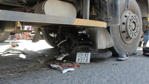 3. Xe tải cán nát xe máy, 2 thanh niên nguy kịch Khoảng 14h30 ngày 23/8, tại đường đại lộ Độc Lập, khu công nghiệp Sóng Thần 2, phường An Bình, Dĩ An, Bình Dương, xe tải BKS 51C – 516.20 đang lưu thông thì xảy ra va chạm với một chiếc xe máy BKS 73V2 – 8920 do 2 nam thanh niên điều khiển băng ngang đường. Cú va chạm khiến 2 thanh niên bị thương nặng được đưa đi cấp cứu trong tình trạng nguy kịch.