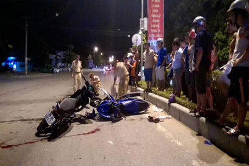 4. Thanh Hóa: Xe máy đối đầu, 2 thanh niên nguy kịch Khoảng 22h30 ngày 25/8, trước cổng bến xe phía Bắc, Tp Thanh Hóa (nằm trên Quốc lộ 1A, đường Bà Triệu, Tp Thanh Hóa), một nam thanh niên điều khiển xe máy BKS 36K5-054.59 lưu thông với tốc độ rất cao, bất ngờ tông trực diện vào xe máy BKS 36 B4-291-72 đang sang đường do một nam thanh niên điều khiển. Cú tông quá mạnh đã khiến cả hai nam thanh niên ngã đập đầu xuống đường, bất tỉnh.