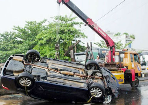 9. Quảng Nam: Xe Camry lật ngửa, 3 người nhập viện Khoảng 16h ngày 27/8, khi đang lưu thông trên Quốc lộ 1 đoạn qua thôn An Thành 2 (xã Bình An, Thăng Bình, Quảng Nam), ô tô Camry BKS 92A-027.22 bất ngờ vượt phải, sau đó va vào ghế phụ của xe tải đi cùng chiều mang BKS 92C-00735. Chiếc Camry tiếp tục leo lên dải phân cách rồi lật ngửa nằm trên đường quốc lộ 1. Cú va chạm làm xe tải mất lái đâm vỡ dải phân cách bê-tông, lao qua làn đường ngược chiều rồi đâm vào hai người đang đi xe đạp. Hai người trên xe Camry cùng một người đi xe đạp bị thương nặng