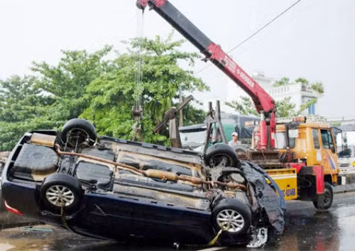 9. Quảng Nam: Xe Camry lật ngửa, 3 người nhập viện Khoảng 16h ngày 27/8, khi đang lưu thông trên Quốc lộ 1 đoạn qua thôn An Thành 2 (xã Bình An, Thăng Bình, Quảng Nam), ô tô Camry BKS 92A-027.22 bất ngờ vượt phải, sau đó va vào ghế phụ của xe tải đi cùng chiều mang BKS 92C-00735. Chiếc Camry tiếp tục leo lên dải phân cách rồi lật ngửa nằm trên đường quốc lộ 1. Cú va chạm làm xe tải mất lái đâm vỡ dải phân cách bê-tông, lao qua làn đường ngược chiều rồi đâm vào hai người đang đi xe đạp. Hai người trên xe Camry cùng một người đi xe đạp bị thương nặng