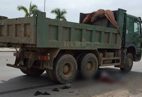 10. Xe “hổ vồ” va chạm với xe máy, hai người thương vong Khoảng 9h sáng 28/8, trên tuyến đại lộ Võ Nguyên Giáp (phường Quảng Thành, Tp. Thanh Hóa), xe Howo BKS 36C-111.96 lưu thông với tốc độ cao hướng từ ngã ba Voi xuống đường tránh Tp. Thanh Hóa. Đến địa phận phường Quảng Thành thì bất ngờ đâm trực diện xe máy BKS 36B1- 751.77 chạy phía trước. Vụ tai nạn làm người đàn ông ngồi sau xe máy bị bánh xe tải cán đứt phần đầu, người cầm lái bị trọng thương được đưa đi cấp cứu trong tình trạng nguy kịch.