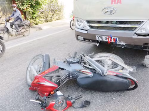 1. Xe khách đâm xe máy, chồng chết, vợ nguy kịch Khoảng 6h30 sáng ngày 17/8, trên tuyến QL 1A thuộc địa bàn xã Quỳnh Hậu (Quỳnh Lưu, Nghệ An), hai vợ chồng chở nhau trên xe máy BKS 37Y1- 3728 lưu thông theo hướng Hà Nội- Vinh. Khi đến km 402 +100 thì bất ngờ bị xe khách 24 chỗ BKS 37B 012.04 (chưa rõ danh tính lái xe) chạy cùng chiều đâm từ phía sau. Cú đâm chính diện khiến người chồng tử vong còn người vợ bị thương nặng.