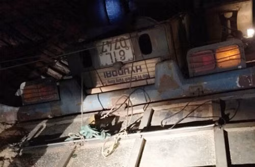 5. Lật xe tải trên đèo Lò Xo, 2 người thiệt mạng Khoảng 23h30 tối ngày 18/8, tại km 1422+500 đường Hồ Chí Minh, đoạn đèo Lo Xo (xã Đắk Man, huyện Đắk Glei), ô tô tải BKS 81L-0747 do tài xế Thái Quang Thạch (trú tại Đăk Lăk) điều khiển lưu thông hướng Kon Tum – Đà Nẵng đã bất ngờ tông vào taluy dương (phía sát núi) của con đường và bị lật ngửa. Trên xe lúc này có ông Chế Văn Lập (trú tại Gia Lai) cùng trong buồng lái. Vụ tai nạn khiến ông Thạch và ông Lập tử vong tại chỗ.