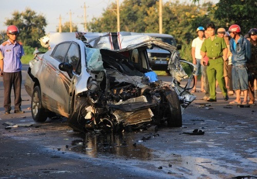 5. Tông trực diện xe tải, 2 cảnh sát giao thông tử nạn Khoảng 5h30 sáng 20/8, trên Quốc lộ 14, đoạn qua xã Thuận An, huyện Đắk Mil, tỉnh Đắk Nông, ô tô con 4 chỗ BKS 48A-037.08 do thượng úy Võ Duy Sơn (Đội CSGT Công an huyện Đắk R’lấp, tỉnh Đắk Nông) điều khiển chở theo thượng úy Đinh Văn Phong (cùng đơn vị) bất ngờ tông vào xe tải BKS 48C-028.09 do tài xế Lê Văn Hà (33 tuổi, ngụ thị xã Gia Nghĩa, tỉnh Đắk Nông) lưu thông theo hướng ngược lại. Cú tông trực diện khiến 2 cảnh sát giao thông tử vong.