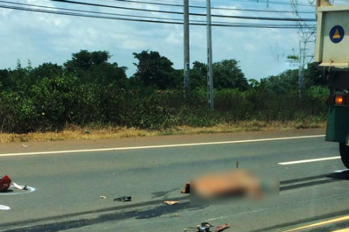 7. Quay đầu gặp hung thần xe ben, một phụ nữ tử vong Khoảng 10h15 ngày 19/8, bà Nguyễn Thị Diễm (40 tuổi, Tân Xuân, Đồng Xoài, Bình Phước) điều khiển xe máy BKS 93N1 - 6967 đến Km số 5, QL 41, đoạn qua địa bàn ấp 1 (Đồng Tiến, Đồng Phú, Bình Phước) thì dừng lại hỏi đường. Sau đó, bà Diễm quay đầu xe để sang đường thì bất ngờ bị xe ben BKS 93C – 049.47 do Lữ Quốc Bình (32 tuổi, Bình Phước) đâm tử vong.