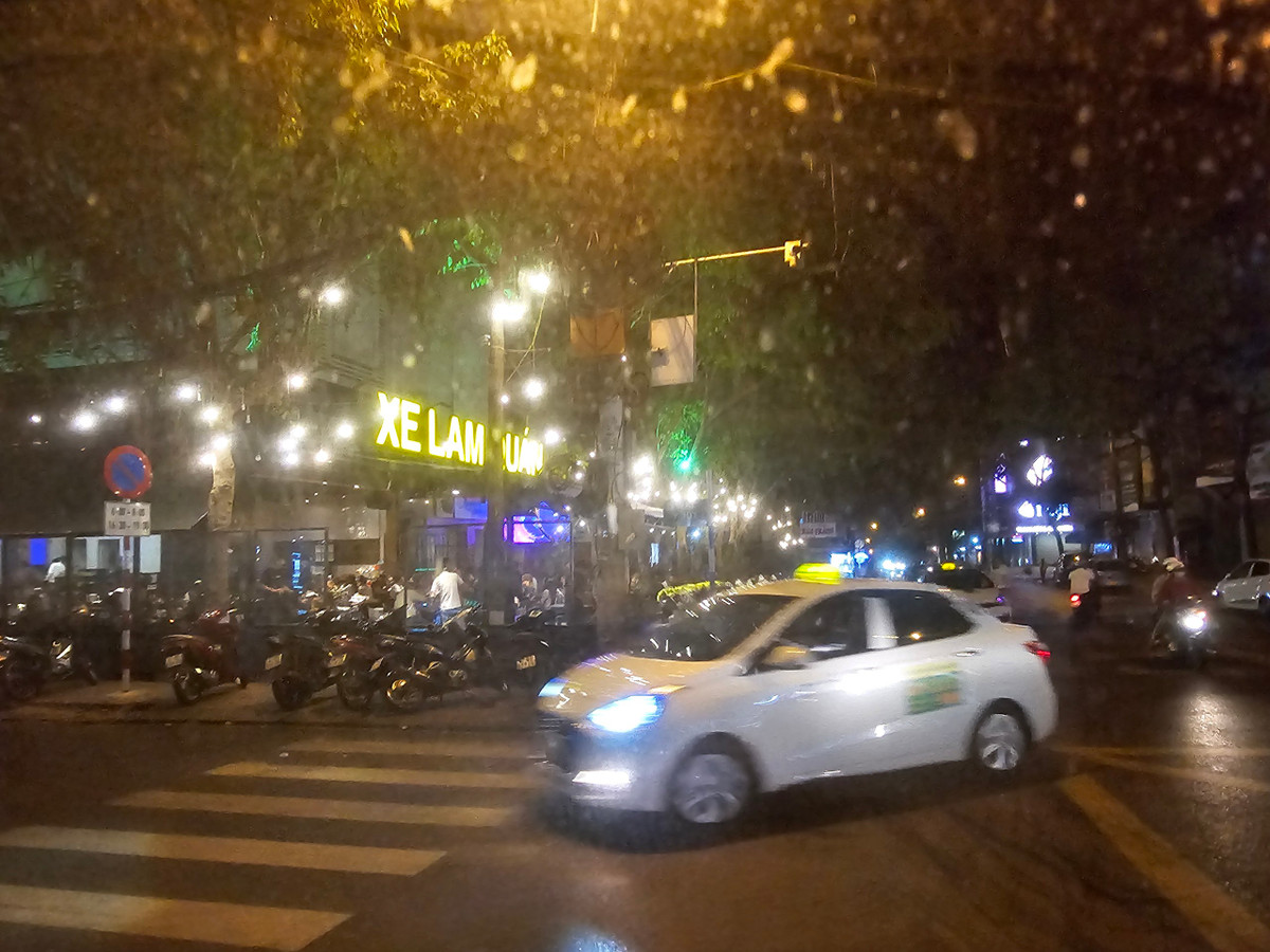 TP Buôn Ma Thuột: Quán nhậu lấn chiếm lòng lề đường, vỉa hè - Hình 3 TP Buon Ma Thuot: Quan nhau lan chiem long le duong, via he-Hinh-3