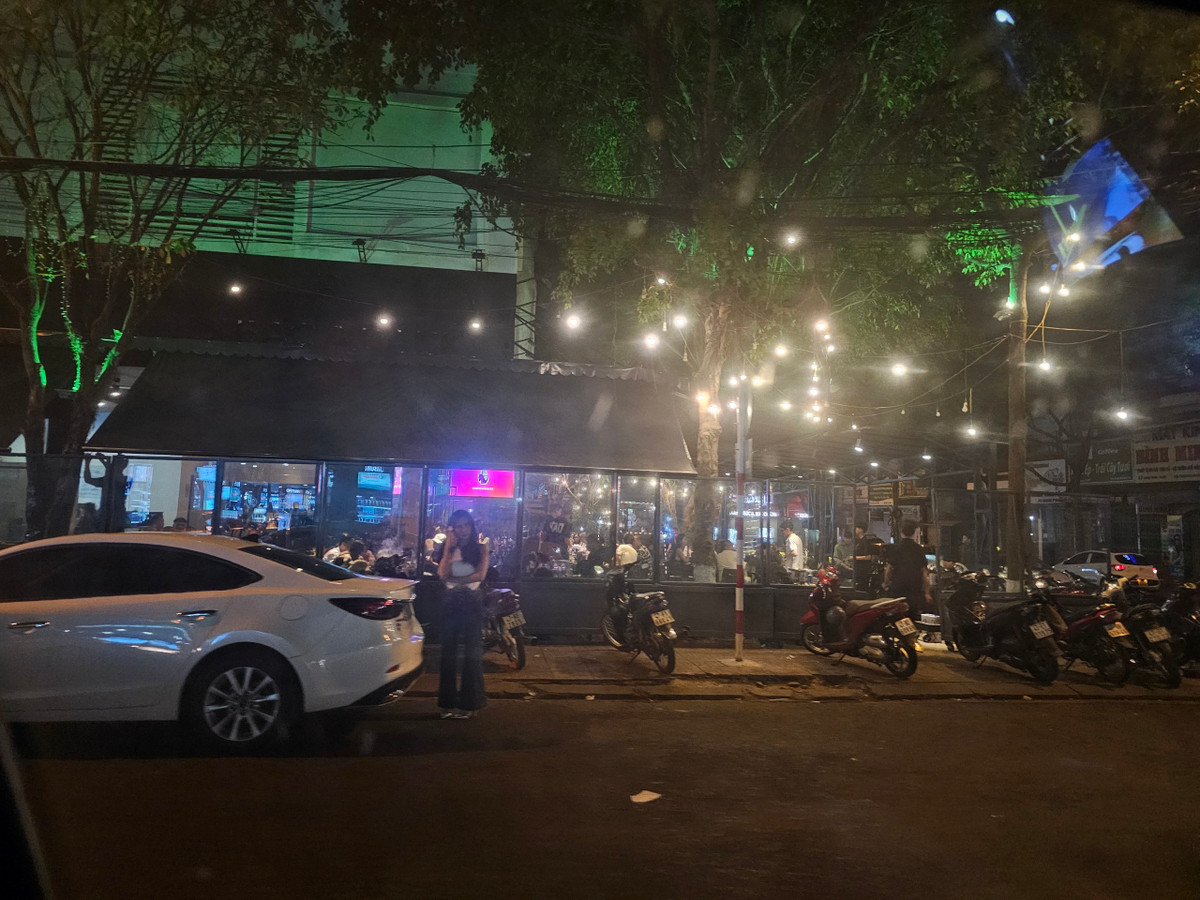 TP Buôn Ma Thuột: Quán nhậu lấn chiếm lòng lề đường, vỉa hè - Hình 2 TP Buon Ma Thuot: Quan nhau lan chiem long le duong, via he-Hinh-2