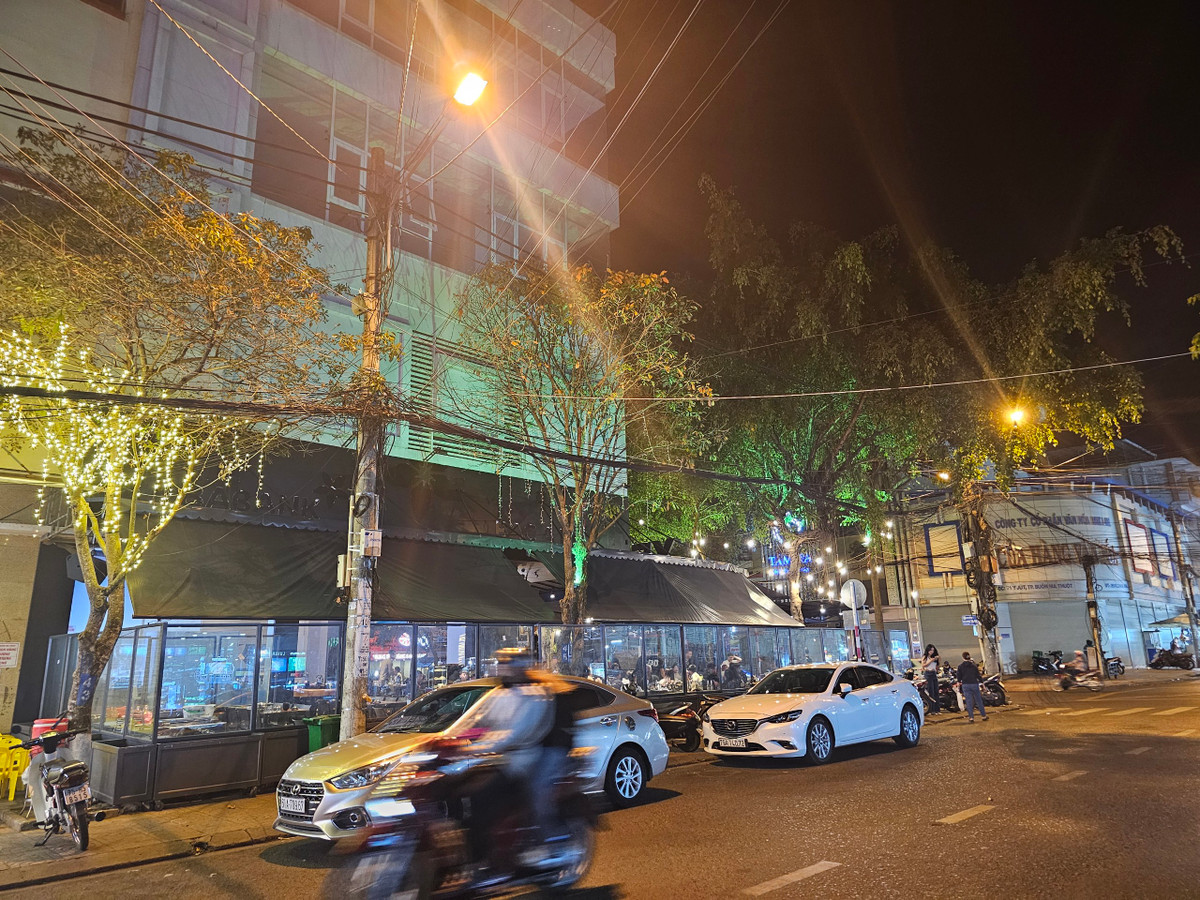 TP Buôn Ma Thuột: Quán nhậu lấn chiếm lòng lề đường, vỉa hè TP Buon Ma Thuot: Quan nhau lan chiem long le duong, via he