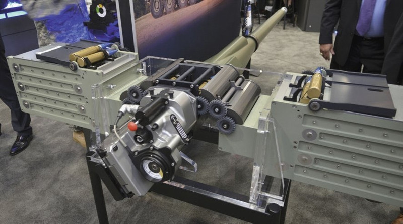 Khẩu pháo XM913 Bushmaster hiện đang được tích hợp thử nghiệm trên hàng loạt phương tiện chiến đấu bộ binh tương lai của Quân đội Mỹ. Trong đó có xe bọc thép chở quân Griffin III thuộc chương trình General Dynamics Land Systems, xe chiến đấu KF41 Lynx của Rheinmetall và Raytheon và CV90 dành cho Quân đội Thụy Điển.