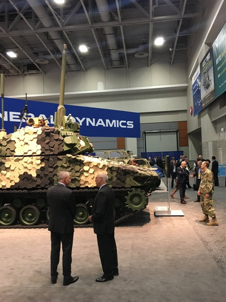 Pháo XM913 Bushmaster có ưu thế hơn nhiều so với dòng pháo 25 và 30mm hiện tại theo tiêu chuẩn NATO. Nhờ cỡ đạn lớn hơn, pháo XM913 có tầm bắn đạt 4km, gấp đôi so với pháo M242 25mm đang là tiêu chuẩn trên các dòng xe chiến đấu của Quân đội Mỹ.