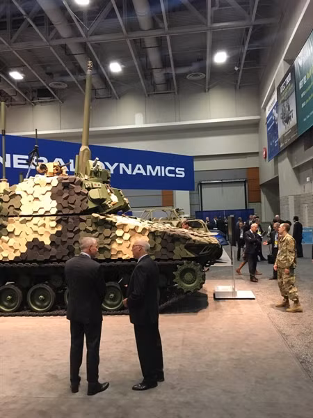 Pháo XM913 Bushmaster có ưu thế hơn nhiều so với dòng pháo 25 và 30mm hiện tại theo tiêu chuẩn NATO. Nhờ cỡ đạn lớn hơn, pháo XM913 có tầm bắn đạt 4km, gấp đôi so với pháo M242 25mm đang là tiêu chuẩn trên các dòng xe chiến đấu của Quân đội Mỹ.