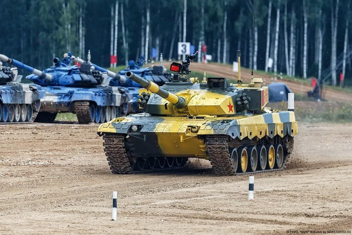 Dù là xe tăng do Trung Quốc tự phát triển, nhưng ngay từ cái nhìn bên ngoài có thể thấy rõ Type-96B vay mượn nhiều yếu tố từ xe tăng T-72 của Liên Xô và Nga.