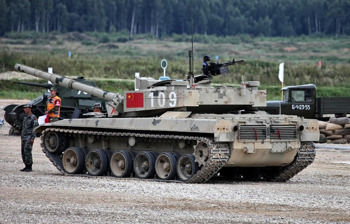 Type-96B đã sử dụng cơ cấu quan sát trưởng xe và xạ thủ độc lập, vồn là công nghệ ứng dụng trên xe tăng thế hệ thứ 4 giúp mở rộng khả năng nhận biết tình huống chiến trường, cũng như tác chiến của kíp điều khiển.