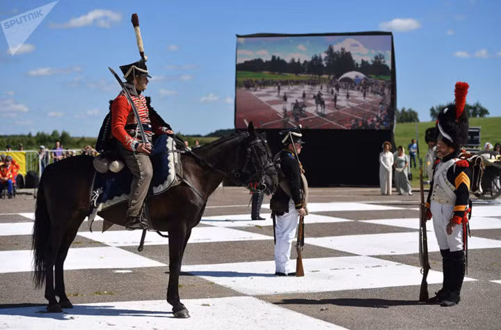 Quân sĩ hai bên chạm mặt nhau.