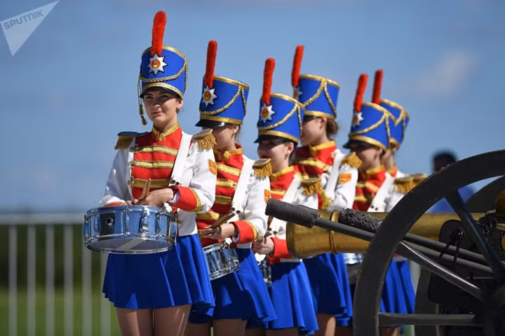 Nhóm nữ sinh Nga đánh trống trước giờ khai cuộc.