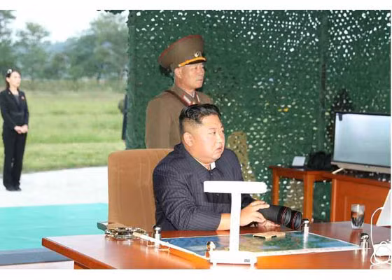 KCNA cho biết vụ thử bệ phóng tên lửa đa nòng “siêu lớn” được tiến hành dưới sự giám sát trực tiếp của Chủ tịch Triều Tiên Kim Jong-un.