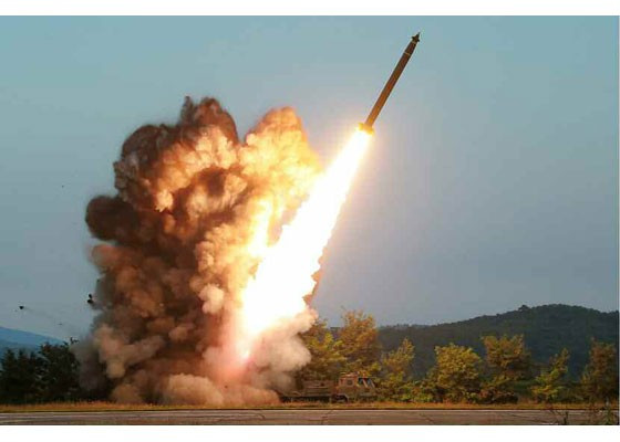 Các chuyên gia dự đoán một trong các tên lửa được phóng đã không nhắm trúng mục tiêu giả định được cho là nằm trên vùng biển Nhật Bản.