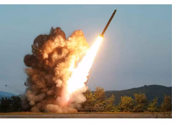 Các chuyên gia dự đoán một trong các tên lửa được phóng đã không nhắm trúng mục tiêu giả định được cho là nằm trên vùng biển Nhật Bản.