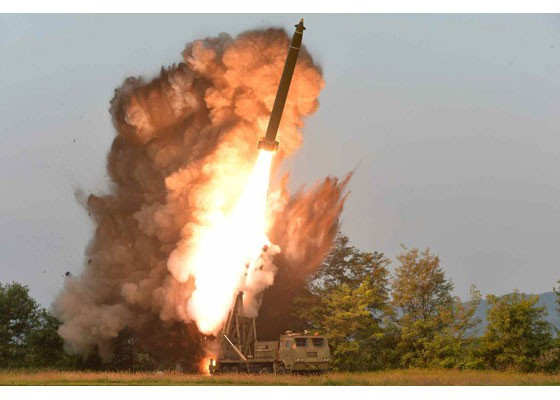 Loạt ảnh được công bố bởi KCNA cho thấy các tên lửa được phóng từ một bệ phóng di động (TEL), dường như có 4 nòng.